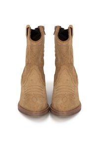 Botas de tobillo de ante color marrón con costuras decorativas y puntera redondeada. Presentan bucles en la parte superior y un tacón bajo de goma. Acabado duradero y texturizado.