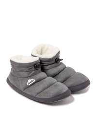 Zapatillas de felpa grises con un suave forro de peluche, diseño acolchado y suela de goma negra, que incluyen un tirador y un cordón ajustable.