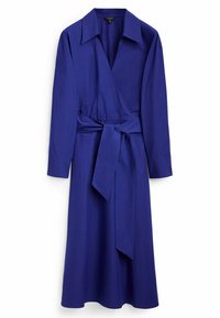 Blå omlottklänning av ett mjukt tyg. Har en krage, långa ärmar och ett självbandsbälte i midjan.