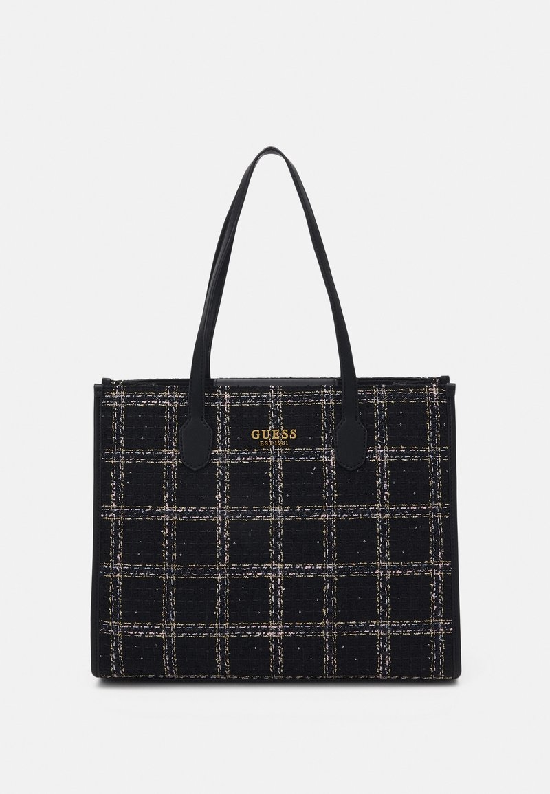 Sac cabas en tweed noir à motif à carreaux, avec des anses noires et des accents de logo dorés. Forme carrée avec une finition texturée.