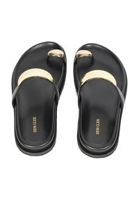 Czarne klapki o gładkiej fakturze, z akcentami w kolorze złota. Podeszwa jest płaska, a nazwa marki "DENI CLER" jest wytłoczona.