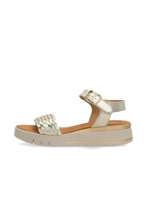 Beige platform sandaal met gevlochten voorband, verstelbare enkelband met gesp en een gestructureerde rubberen zool voor casual gebruik.