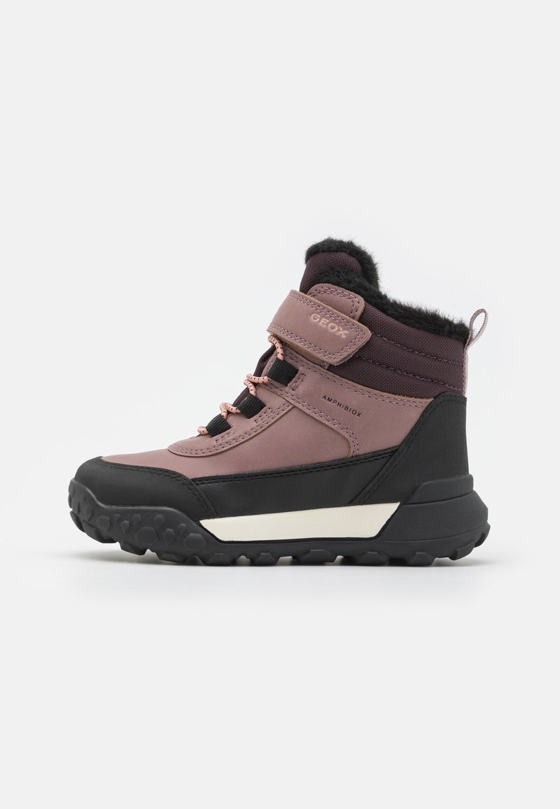 Botte d'hiver pour enfant violette et noire avec doublure en peluche, bride en velcro, lacets et semelle robuste conçue pour une utilisation en extérieur.