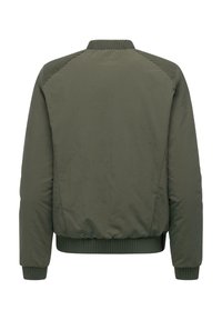 Veste bomber vert olive avec empiècement matelassé dans le dos, col, poignets et bas côtelés ; tissu lisse avec une surface légèrement texturée.