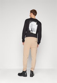 HUGO DOAK - Treningo apatinė dalis - medium beige