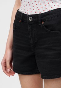 Vero Moda Farkkushortsit - black denim