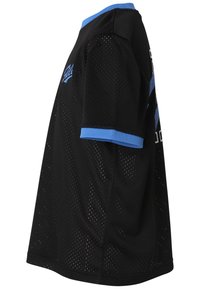 Camiseta deportiva de malla negra con mangas cortas azules, que presenta un cuello azul y patrones angulares azules en los laterales.