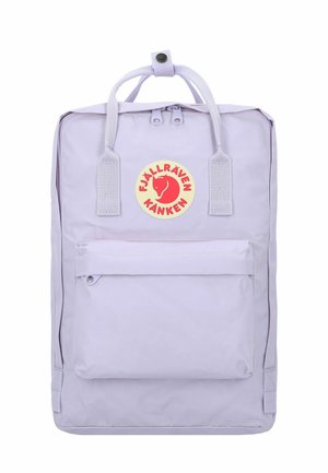 Sac à dos Fjällräven Kånken violet clair avec poignées supérieures, poche avant zippée et logo circulaire rouge centré au-dessus de la poche.