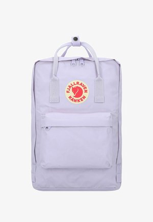 Sac à dos Fjällräven Kånken violet clair avec poignées supérieures, poche avant zippée et logo circulaire rouge centré au-dessus de la poche.