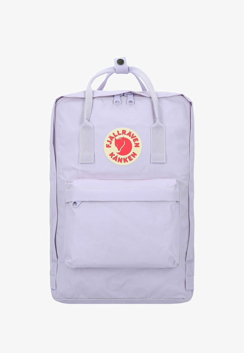 Sac à dos Fjällräven Kånken violet clair avec poignées supérieures, poche avant zippée et logo circulaire rouge centré au-dessus de la poche.