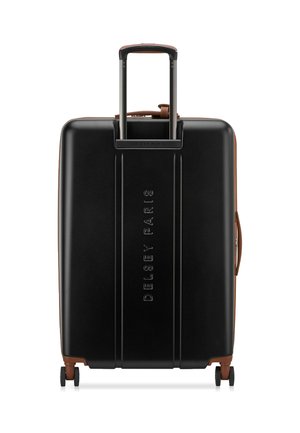 Maleta rígida negra con forma rectangular, superficie texturizada, asa telescópica, acentos en marrón y cuatro ruedas para la movilidad.