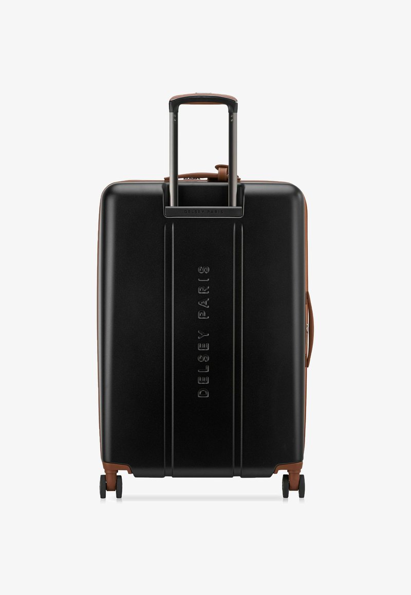 Valise rigide noire de forme rectangulaire, avec une surface texturée, une poignée télescopique, des accents marron et quatre roues pour la mobilité.