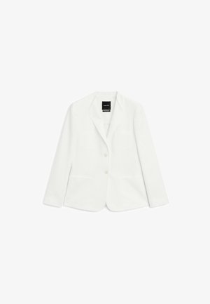 Weißer Leinenblazer mit einem Reverskragen, zwei vorderen Taschen und einem Einzelknopfverschluss. Glatte Textur und strukturierte Silhouette.