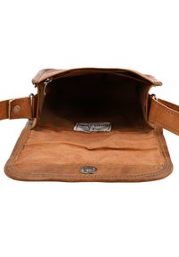 Ruda oda crossbody krepšys su minkštu veliūru viduje, užsegamas viršuje užtrauktuku, ir sidabriniu logotipo žymekliu viduje. Siuvinėta detalė aplink kraštus.