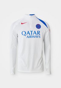 Hvid langærmet trøje med blå skulderdetaljer, halskrave med halvlukning, tekstureret stof og rødt Nike-logo; har "QATAR AIRWAYS" i blå.