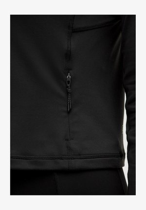 Schwarzes sportliches Zip-Up-Oberteil mit glatter Textur, ausgestattet mit einem kurzen Reißverschluss und verstärkten Nähten entlang der Nähte.