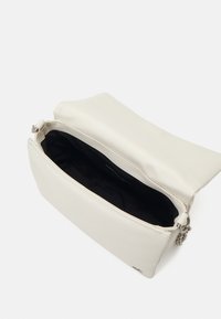 Borsa a mano bianca in pelle con una texture liscia, forma rettangolare e chiusura con zip. Interno nero con brand visibile. Accessori in metallo argentato.