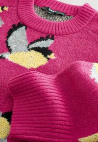 Unselected, bright pink bird