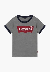 Camiseta de algodón gris con cuello de canalé y dobladillos de las mangas en azul marino. Presenta un gran logo rojo de Levi's en la parte frontal. Diseño clásico de cuello redondo.