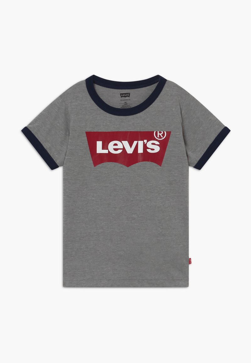 Camiseta de algodón gris con cuello de canalé y dobladillos de las mangas en azul marino. Presenta un gran logo rojo de Levi's en la parte frontal. Diseño clásico de cuello redondo.