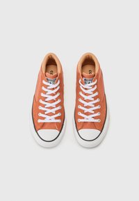 Πορτοκαλί καμβά παπούτσια με λευκά κορδόνια και λευκό καπάκι στα δάχτυλα. Διαθέτουν μαύρη ραφή και επενδεδυμένο κολάρο για άνεση.