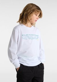 Langärmliges weißes T-Shirt mit einem Grafikdesign, das eine "Kein Skateboarden"-Botschaft und Illustrationen von Sicherheitskameras in Blau und Gelb zeigt.