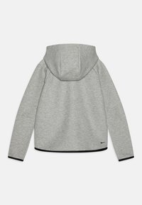 Sivá mikina vyrobená z mäkkého materiálu, s kapucňou na šnúrku, čiernym lemovaním v dolnej časti a na manžetách, a malým logom na spodnej časti.