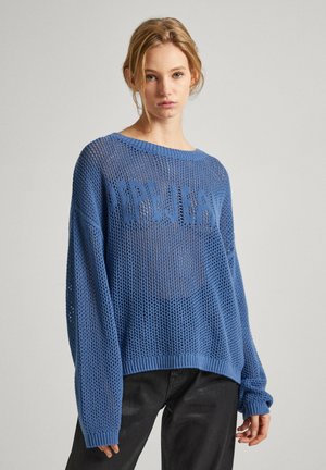 Blå stickad tröja med lös passform, med en texturerad design och ordet "PEPEJEANS" framträdande över framsidan.