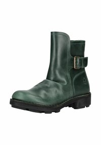 Bota de tobillo de cuero verde oscuro con hebilla lateral y suela de goma negra, con punta redondeada y logo en relieve cerca del tacón.