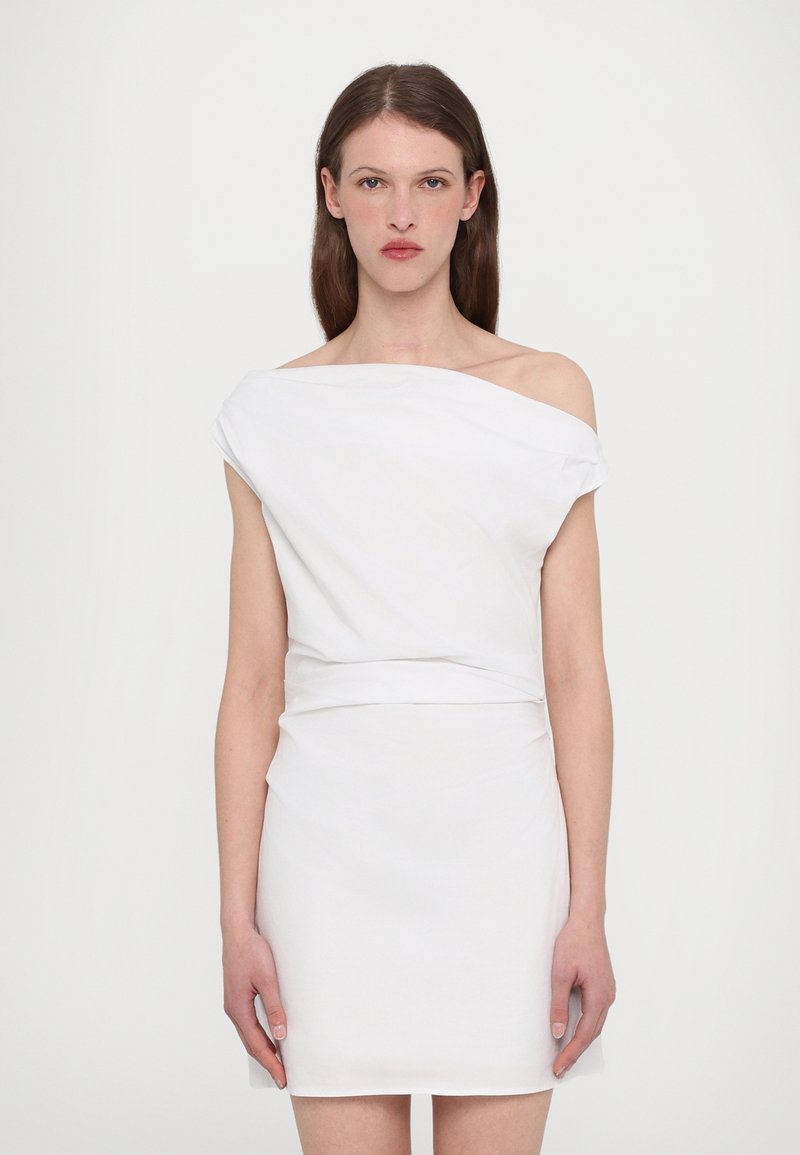 Witte off-the-shoulder jurk gemaakt van gladde stof, met een getailleerde silhouet en geplooide taille voor definitie.