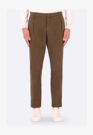 Pantaloni marroni in cotone misto, con davanti piatto, due tasche frontali e design slim fit, abbinati a scarpe da tennis bianche.