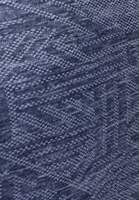 Gestructureerdestof in donkerblauw met een subtiel patroon. Het materiaal lijkt geweven met verschillende tinten, waardoor diepte en dimensie ontstaat.