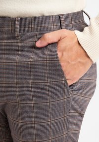 FINSHLEY & HARDING LONDON Chino - braun hellgrau