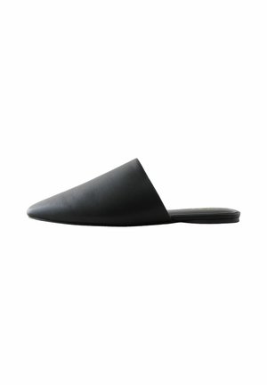 Mustan nahkakengän malli, jossa on teräväkärkinen muotoilu ja minimalistinen ilme. Suuri sileä pinta, tasapohja ja avonainen takapää helpottavat pukemista.