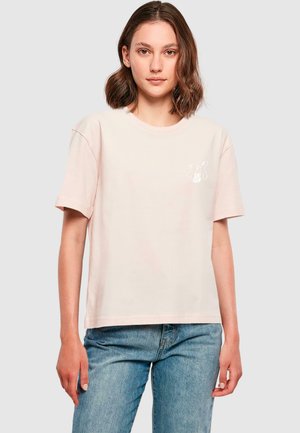 Lyserød bomulds T-shirt med korte ærmer, rund halsudskæring og lille hvid grafisk detalje på brystet. Relaxed fit design.