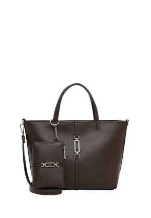 Bolso de piel texturizada marrón oscuro con dos asas y una correa desmontable, que incluye una pequeña bolsa con cremallera a juego con herrajes plateados.