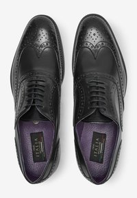 Next SIGNATURE ITALIAN WING CAP BROGUES WIDE FIT - Puošnūs suvarstomi batai - black