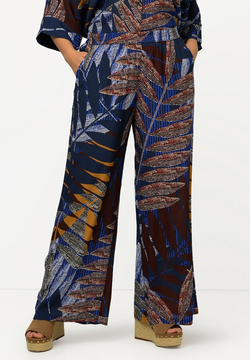 Ulla Popken Flared Functionele broek in Zwart | ABOUT YOU