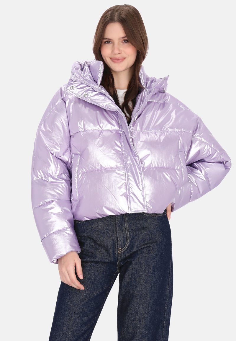 Lilla pufferjakke med en blank, quiltet tekstur, med høj krave, lynlås foran og lommer. Kombineret med mørke denimjeans.