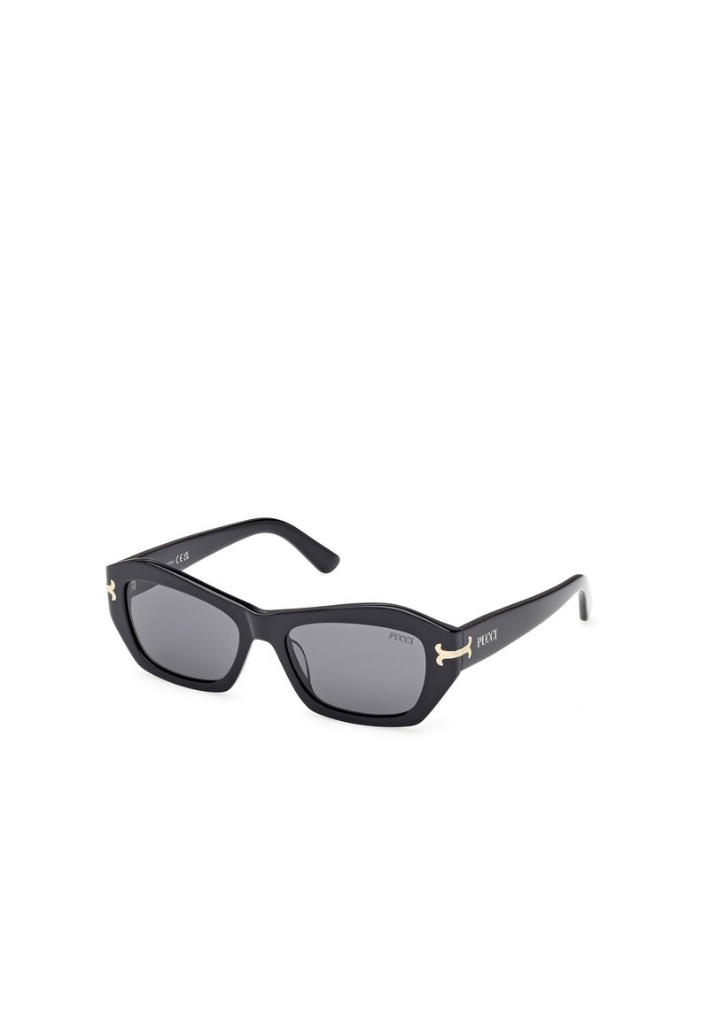 Gafas de sol rectangulares negras con lentes grises, que presentan detalles dorados en las patillas y un acabado mate. Diseño angular con montura ancha.