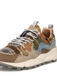 Sneaker multicolori con un tessuto a quadri, accenti in suede e una combinazione di toni beige, marroni e blu. Suola in gomma testurizzata con sovrapposizioni dettagliate.