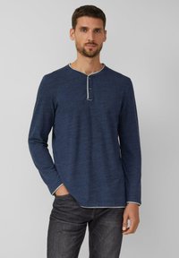 Marineblaue Langarm-Henley-Shirt aus strukturiertem Stoff, mit Rundhalsausschnitt, zwei Knöpfen und kontrastierendem hellgrauen Besatz.