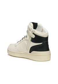 Sneaker alte con tomaia in pelle bianca e dettagli in pelle nera, dotate di suola testurizzata e chiusura con lacci.