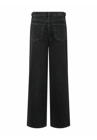 Jeans de mezclilla negra de pierna ancha con un acabado texturizado, que presentan una cinturilla de altura media, dos bolsillos traseros y un diseño limpio y minimalista.