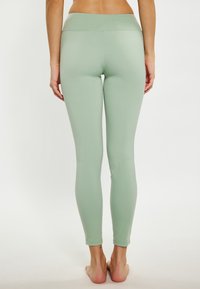 Menta zöld leggings sima textúrával, magas derékkal és bokáig érő kivitelben, minimális varrásokkal és testhezálló siluettel.