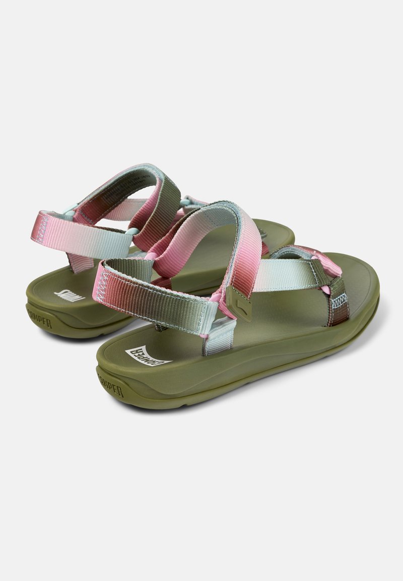 Sandali con suole verdi, fasce testurizzate multicolori in rosa e blu, e chiusure con fibbia regolabile. Design leggero e sportivo.