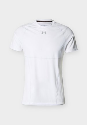 Fehér, rövid ujjú, sportos póló Under Armour logóval a mellkason, kerek nyakkivágással és látható varrási részletekkel az oldalak és vállak mentén.