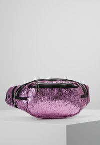 Růžový ledvinkový pás s flitry, černým zipem a popruhem. Zakřivený tvar, plochý design, s dvěma kapsami na zip na přední straně.