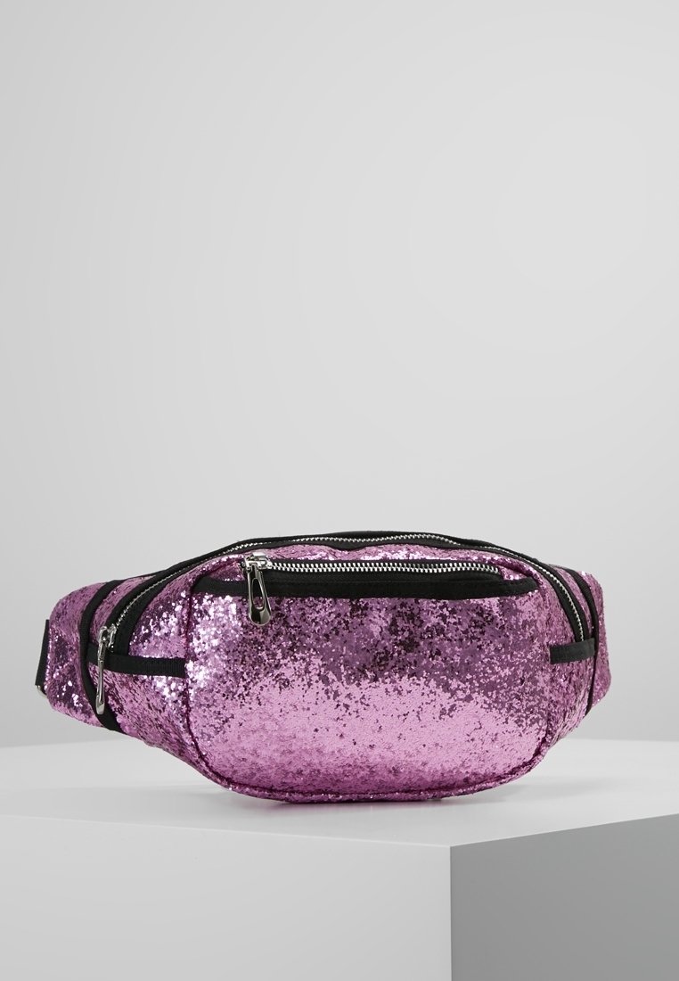Růžový ledvinkový pás s flitry, černým zipem a popruhem. Zakřivený tvar, plochý design, s dvěma kapsami na zip na přední straně.