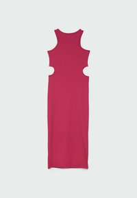 Robe rouge sans manches, côtelée, longueur genou avec côtés découpés ronds et encolure ronde, présentée à plat sur fond uni.